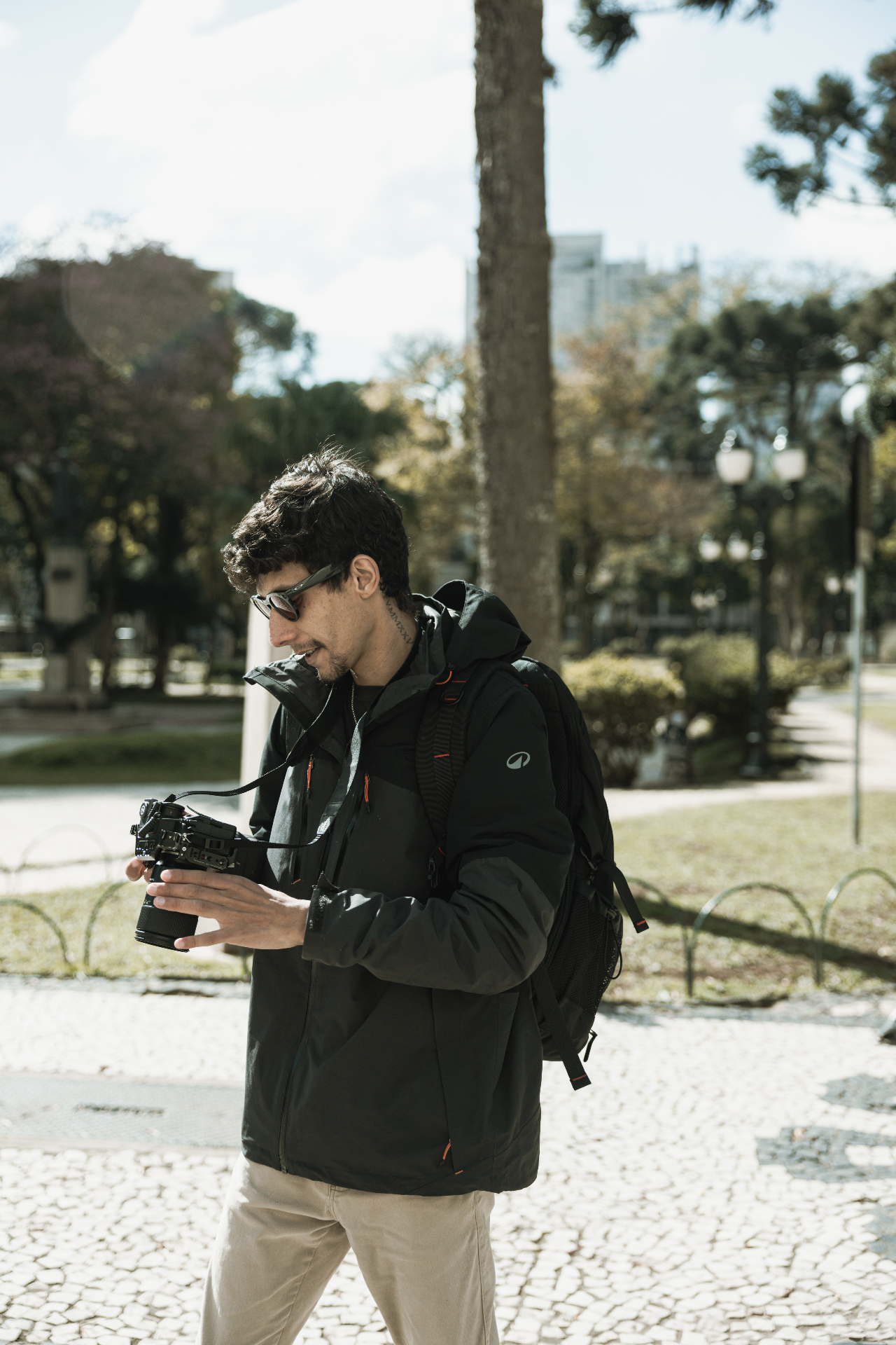 Jefferson Braga, fundador da OLHAR FRAMES, com a câmera em Curitiba